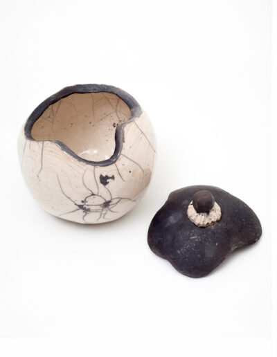 Boîte boule Raku couvercle noir boule