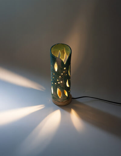 Cylindre vert HT avec socle et lampe