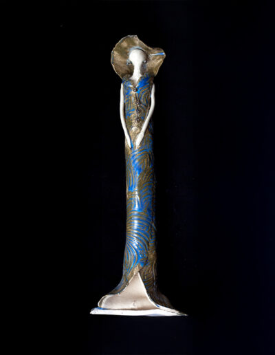 Dame sur socle large chapeau bleu et or HT
