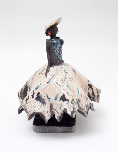 Danseuse à la casquette sur socle Raku