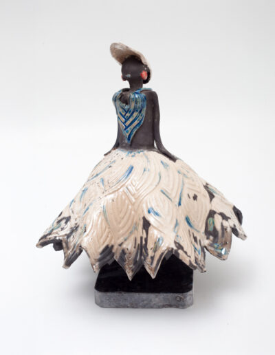 Danseuse à la casquette sur socle Raku