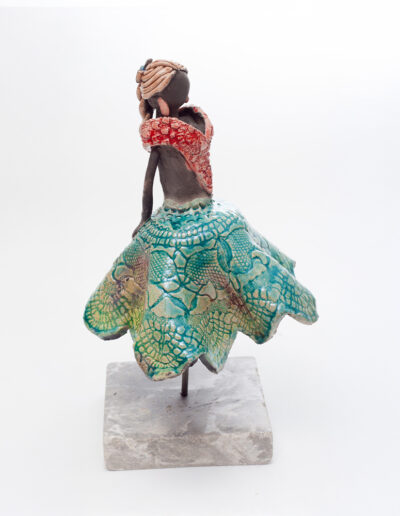 Danseuse à la tresse sur socle Raku