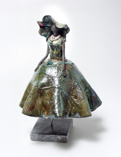Danseuse Raku aurore boréale sur socle marbre