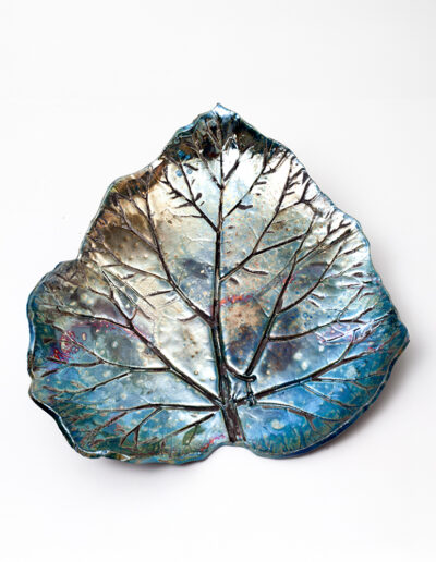Plat feuille émail irisé bleu Raku