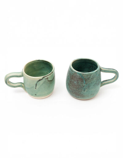 Tasses émail vert mât